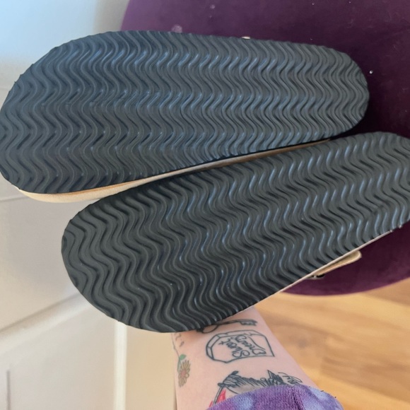 Tan house slippers - Picture 4 of 4